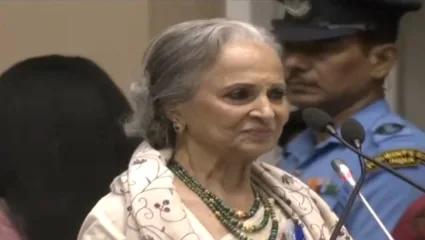 राष्ट्रीय चित्रपट पुरस्कार सोहळ्यात वहिदा रहमान झाल्या भावूक, दादासाहेब फाळके पुरस्काराने सन्मान