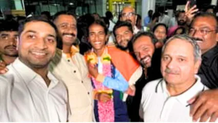 आशियाई स्पर्धेतील सुवर्ण कामगिरी करणाऱ्या ऋतुजा भोसलेचे पुण्यात आगमन, ढोल-ताशांच्या गजरात केले स्वागत