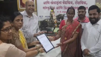 कल्याण पूर्वेत भाजपला धक्का, भाजप महिला पदाधिकाऱ्याचा शिंदे गटात प्रवेश