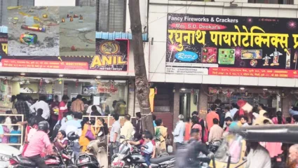 यंदाच्या दिवाळीत फटाक्यांच्या खरेदीसाठी ग्राहकांची तुंबळ गर्दी; फटाक्यांमुळे हवेतील प्रदूषणात वाढ, हवामान तज्ज्ञांचे मत