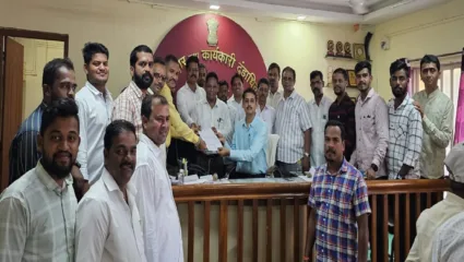 मराठा समाजाला तातडीने आरक्षण देण्यासाठी कार्यवाही करावी, तहसीलदार दीक्षांत देशपांडे यांना मराठा समाजाचे निवेदन