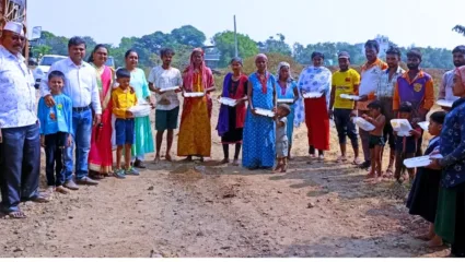 दिवांकुर संस्थेचा आगळावेगळा संवेदनशील उपक्रम, वीटभट्टी मजुरांच्या कटुंबासमवेत दिवाळी फराळ