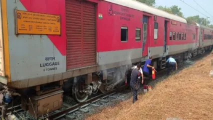 सावंतवाडीत मांडवी एक्सप्रेसच्या एका डब्याला आग ‘द बर्निंग ट्रेन’ चा थरार; कोणतीही जिवीतहानी नाही