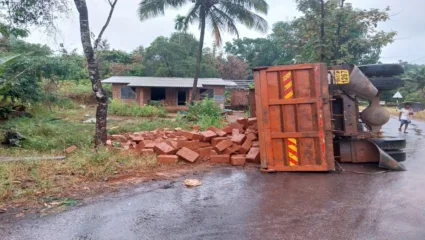 गावराई येथे ओव्हरलोड चिरे वाहतूक करणारा डंपर पलटी, रस्ताप्रश्नी प्रशासनाचे दुलक्ष न्याय कुणाकडे मागायचा