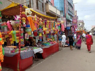 दिवाळीत बाजारपेठेवर दुष्काळाचे सावट! ग्राहकांनी पाठ फिरविल्याने जतमधील व्यापाऱ्यात चिंतेचे वातावरण