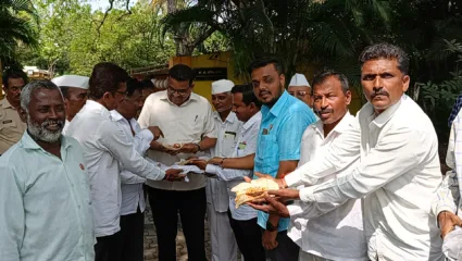 ऊस दराचा प्रश्न : स्वाभिमानीचे खर्डा भाकरी आंदोलन ; ‘राजारामबापू’चे अध्यक्ष प्रतिक पाटील यांच्या घरासमोर आंदोलन 
