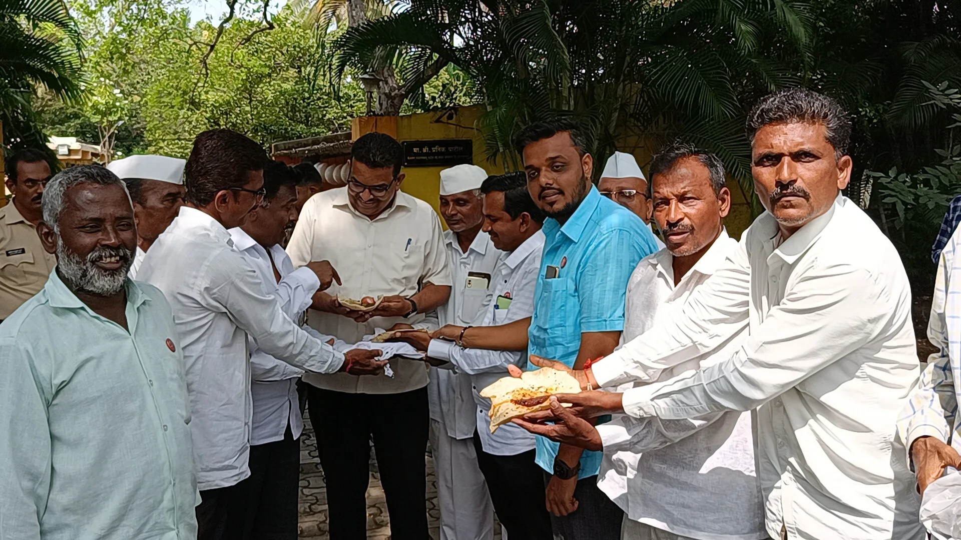 ऊस दराचा प्रश्न : स्वाभिमानीचे खर्डा भाकरी आंदोलन ; ‘राजारामबापू’चे अध्यक्ष प्रतिक पाटील यांच्या घरासमोर आंदोलन 
