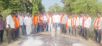 दूध दरासाठी युवा सेनेने अडविली वाहतूक ; दुग्ध मंत्र्यांना सोलापूर जिल्ह्यात पाऊल ठेवू देणार नाही