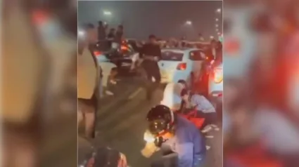 आलिशान गाड्यांतुन तरुणांनी रस्त्यावर केला नोटांचा वर्षाव, पैसै जमा करायली उडाली झुमंड; आता भरावं लागणार 4 लाखांच चलन