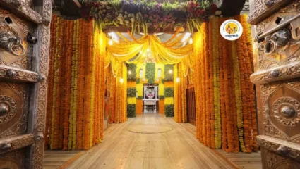 दिवाळीनिमित्त विठ्ठल रुख्मिणी मंदिरात खास सजावट, विविध फुलांनी सजला विठुरायाचा गाभारा!