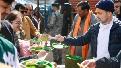 राहुल गांधींनी केदारनाथमध्ये घेतंल दर्शन, मंदिर परिसरात केलं प्रसाद वाटप, पाहा व्हिडिओ!