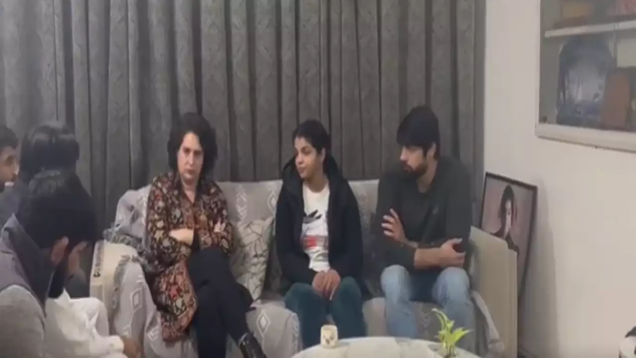 बजरंग पुनिया आणि साक्षी मलिक यांच्या भेटीला प्रियंका गांधी;  म्हणाल्या, “मोदी सरकारच्या काळात सारेच हैराण..”