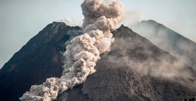 इंडोनेशियात ज्वालामुखीचा उद्रेक, 11 गिर्यारोहकांचा मृत्यू; अनेकजण बेपत्ता!
