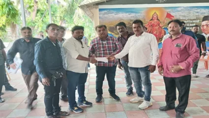 डोंबिवलीतील फेरीवाल्याच्या विरोधात कारवाई करण्याची, शिवगर्जना भाजी आणि फळ विक्रेता संघाने घेतली मंत्र्यांची भेट