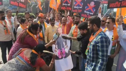 कर्नाटक काँग्रेसचे मंत्री प्रियांक खर्गे यांच्या विरोधात भाजप आक्रमक, खर्गेंच्या प्रतिमेला जोडे मार आंदोलन