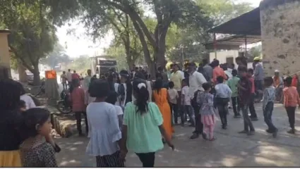 आवळाईत ‘हमारा संकल्प विकसित भारत’ कार्यक्रम शेतकरी संघटनेने पाडला बंद; मोदी सरकार नव्हे तर भारत सरकार म्हणा
