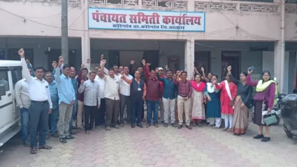 जुनी पेन्शनसह विविध मागण्यांसाठी कोरेगावात पंचायत समिती कर्मचाऱ्यांची निदर्शने