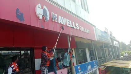 पुण्यानंतर साताऱ्यातही मराठी पाट्यांवरून मनसे आक्रमक; अनेक दुकानांच्या पाट्यांना फासले काळे