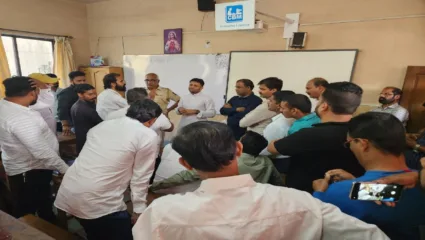 कल्याणमधील शाळेत हिंदूवादी संघटना आणि राजकीय पक्ष आक्रमक, विद्यार्थ्याचे पोस्ट कार्ड फाडल्याने कडाक्याचा वाद