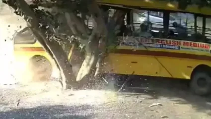 पुण्यात विद्यार्थ्यांनी भरलेली बस झाडावर आदळली; थरारक अपघाताचा व्हिडिओ CCTV मध्ये कैद