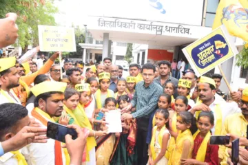 पिवळं वादळ आरक्षणासाठी रस्त्यावर! धाराशिवमध्ये जिल्हािधकारी कचेरीवर मेंढरासह धडक मोर्चा