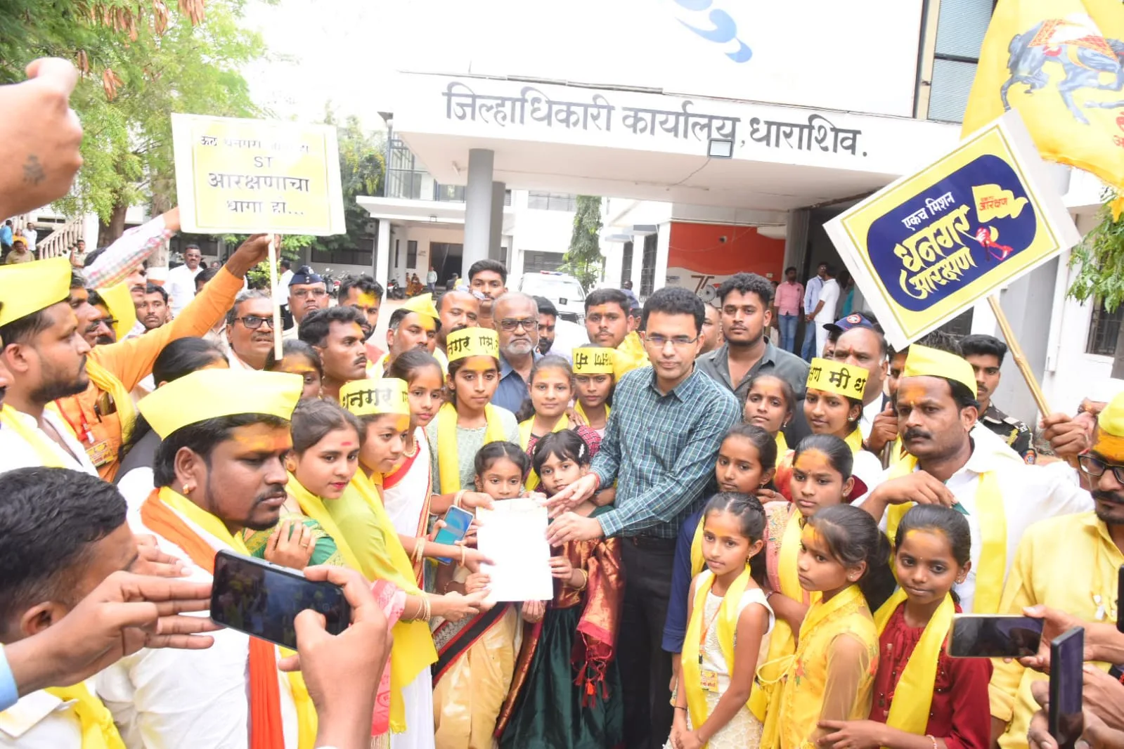 पिवळं वादळ आरक्षणासाठी रस्त्यावर! धाराशिवमध्ये जिल्हािधकारी कचेरीवर मेंढरासह धडक मोर्चा