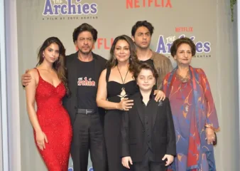 ‘द आर्चीज’च्या प्रीमियरला सिनेसृष्टीचं अवतरली, शाहरुख खाननं लेकीला केलं सपोर्ट ; अगस्त्यासाठी बच्चन कुटुंबियाचीही हजेरी!