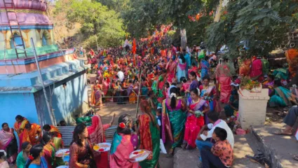 कुळकजाई येथील सीतामाईच्या डोंगरावर सुवासिनींची गर्दी ; मकर संक्रातीनिमित्त हजारो महिलांनी वाण लुटला