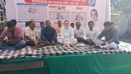 कोरेगाव नगरपंचायतीच्या भ्रष्टाचारी मुख्यधिका ऱ्यांची हकालपट्टी करा ; तहसील कार्यालयासमोर राष्ट्रवादीकडून ठिय्या आंदोलन