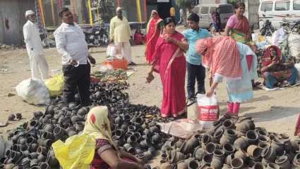 मकरसंक्रातीच्या पार्श्वभूमीवर दुकानातील साहित्यांनी बाजारपेठ गजबजल्या; इंदापूरच्या भाजी मंडईला आले आठवडेबाजाराचे स्वरूप