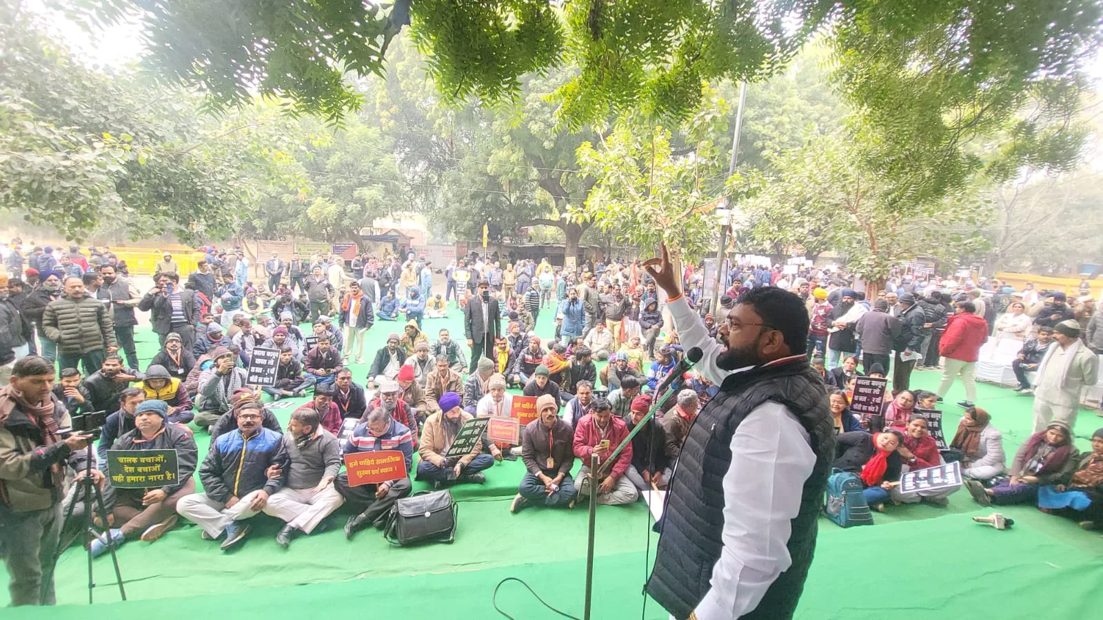 हिट अँड रनच्या कायद्याविरोधात दिल्लीतील जंतर मंतरवर टेम्पो, ट्रक चालकांचे आंदोलन सुरूच