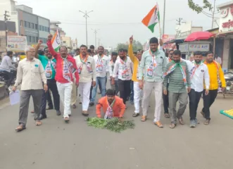 घरकुल योजनांच्या अनुदानात वाढ करण्यासाठी राष्ट्रवादीचे दंडवत आंदोलन 
