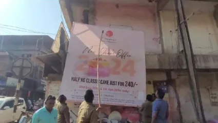 कणकवलीत अनधिकृत जाहिराती, होडिंग, पोस्टर्सवर नगरपंचायत पथकाने केली कारवाई