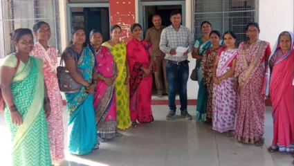 खंडित वीजपुरवठ्यामुळे पांढरवाडीच्या खरात वस्तीवरील नागरिक हैराण; वीजपुरवठा सुरळीत करण्याची महिला अधिकार परिषदेची मागणी
