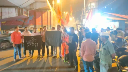 कणकवलीत ठाकरे सेनेच्या वतीने विधानसभा अध्यक्षांचा निषेध, निकाल विरोधात दिल्याने फडकवले निषेधाचे फलक ; जोरदार घोषणाबाजी