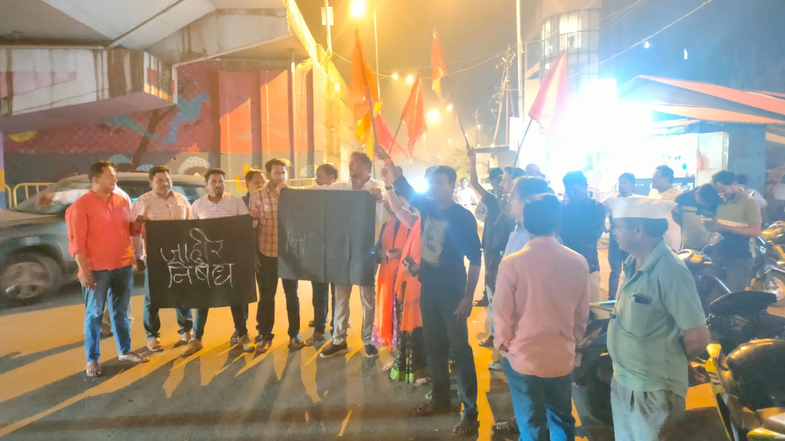 कणकवलीत ठाकरे सेनेच्या वतीने विधानसभा अध्यक्षांचा निषेध, निकाल विरोधात दिल्याने फडकवले निषेधाचे फलक ; जोरदार घोषणाबाजी