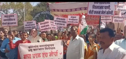 कोरेगाव शहरातील पाणीटंचाई तसेच कोरेगाव नगरपंचायतीमधील भ्रष्टाचाराविरुद्ध आमदार शशिकांत शिंदेंचा मोर्चा