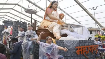 प्रजासत्ताक दिनाच्या दिवशी राज्याच्या चित्ररथांनी वेधलं लक्ष