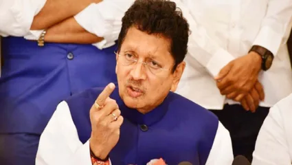 शाळेत अंडी वितरणाच्या निर्णयाला भाजपचा तीव्र विरोध; शिंदे गटातील मंत्र्यांना दिली कडधान्यांची पाकीटं