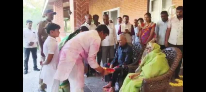 महेश शिंदेंनी बजावली आधुनिक श्रावण बाळाची भूमिका! कृष्णा खाेरे विकास महामंडळाच्या उपाध्यक्षपदी निवडीनंतर माता पित्यांचे केले पूजन