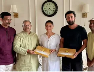 रणबीर कपूर आलिय भट अयोध्येला देणार भेट,राम मंदिराच्या उद्धाटन सोहळ्याचं मिळालं निमंत्रण!