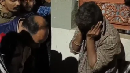 डोंबिवलीमधील आजदेपाडा परिसरात भर रस्त्यात महिलेची छेडछाड, स्थानिक तरुणांनी दिला चोप
