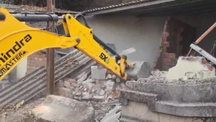 पैसे मागणाऱ्या आरटीआय कार्यकर्त्याला घाबरुन, केडीएमसीने तोडले आपल्याच शाळेचे शौचालय