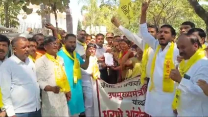 उपमुख्यमंत्र्यांच्या निवासस्थानासमोर ओबीसी व भटक्या विमुक्त समाजाचे आंदोलन, वाचा सविस्तर रिपोर्ट