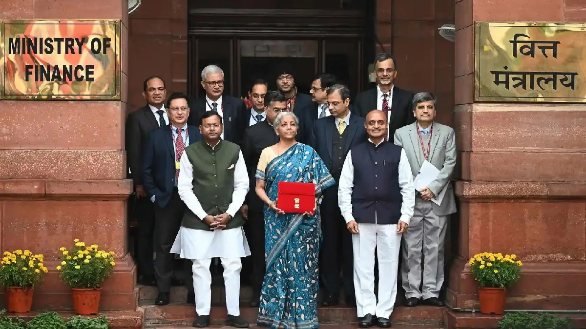 मोठी घोषणा! अर्थसंकल्पात आशा सेविका, अंगणवाडी सेविकांना आयुष्मान भारत योजनेचा लाभ मिळणार