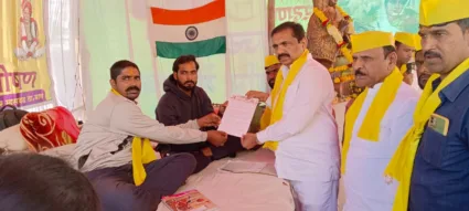 धनगर समाजाच्या आरक्षणासाठी म्हसवड नगरपरिषदेसमोर आमरण उपोषण; जयंत पाटलांची उपोषणस्थळी भेट