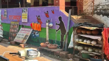 स्वच्छतेचा संदेश देणाऱ्या भिंतीवर दुकान मांडणाऱ्या व्यापाऱ्यांवर नगरपरिषदेची कारवाई