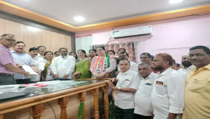 आमदार रोहित पवार यांच्या चौकशीच्या विरोधात राष्ट्रवादी काँग्रेसचा चिपळूणमध्ये घंटा नाद
