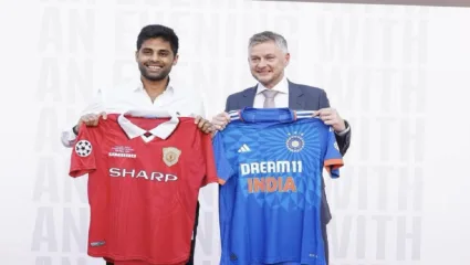 सूर्यकुमारने मँचेस्टर युनायटेडच्या दिग्गज सोबत जर्सीची केली अदलाबदल, सोशल मीडियावर फोटो व्हायरल