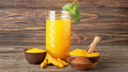 हळदीचे पाणी आहे गुणांची खाण, जाणून घ्या फायदे, वाचा सविस्तर